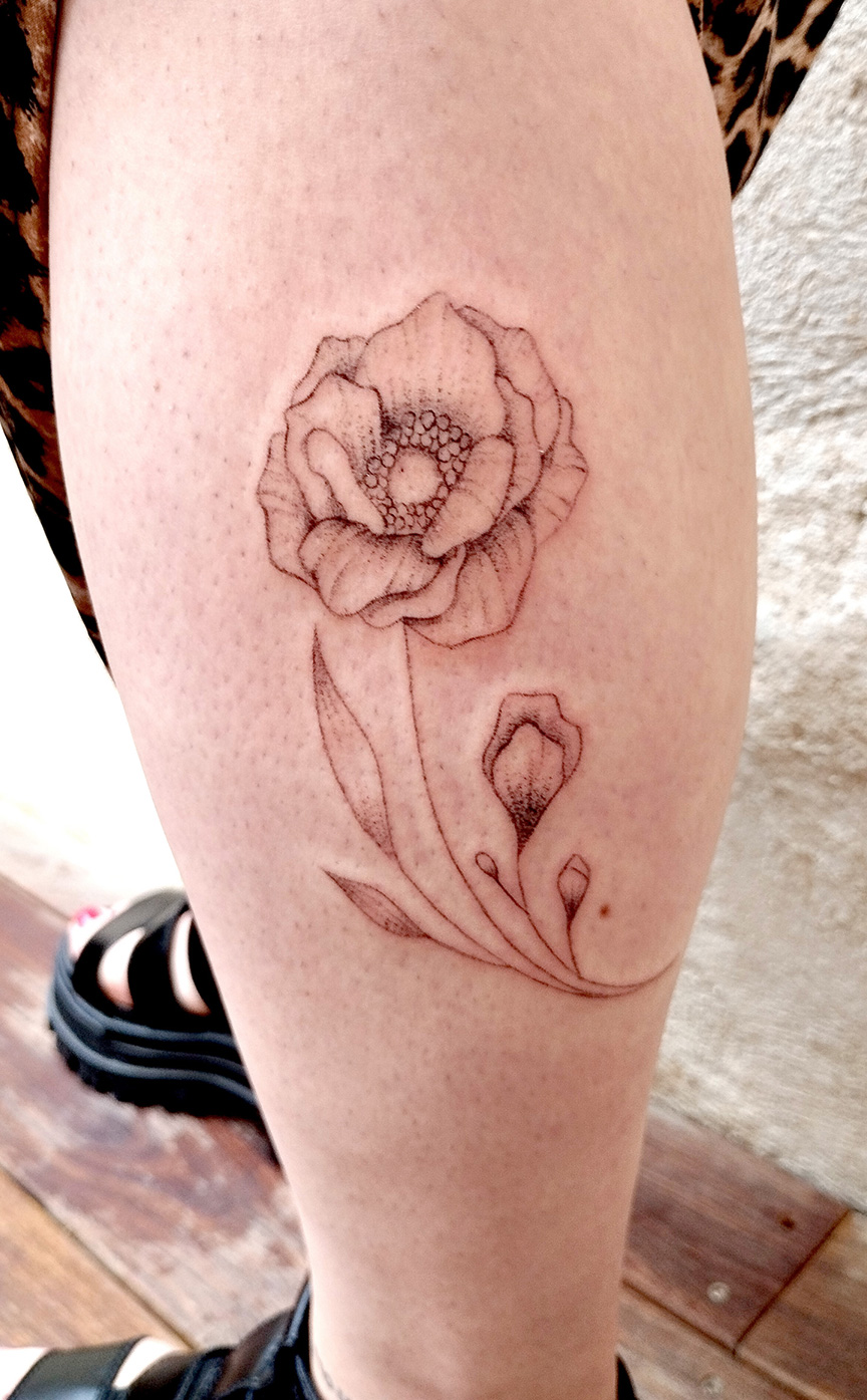 Tattoo Floral ligne fine tatouage fin Annecy