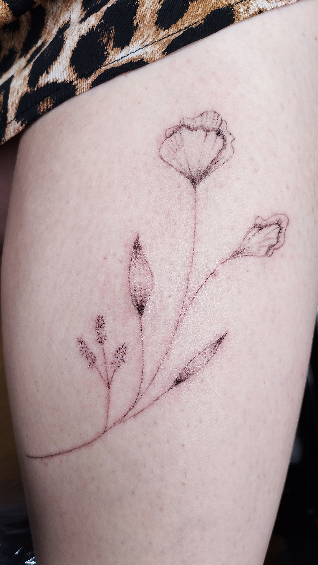 Tatoueur Annecy ornement floral tatouage fin